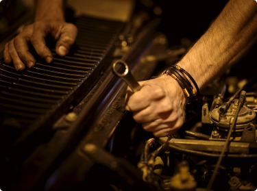 töömees teeb remonti auto mootoril